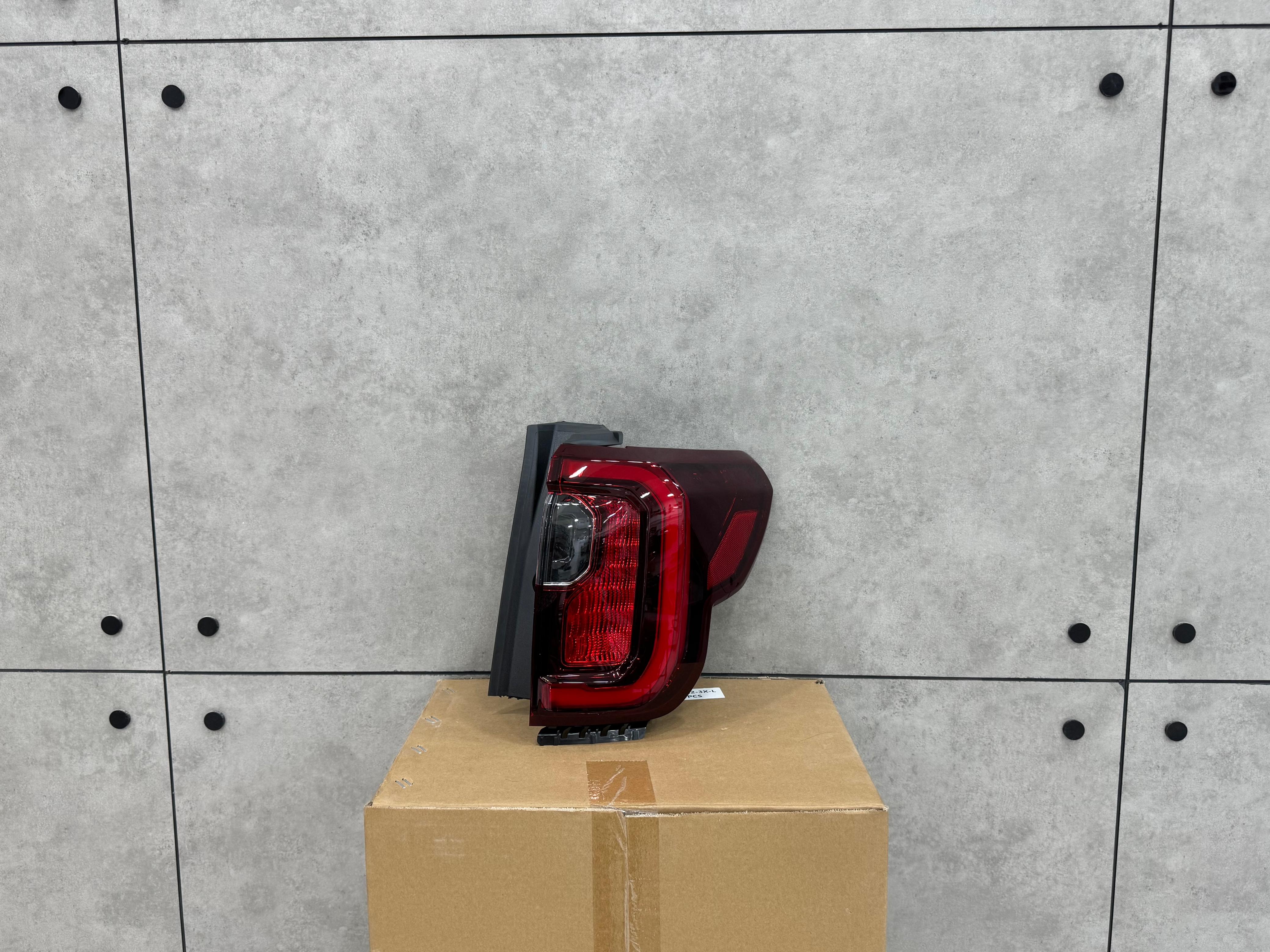 REAR LAMP ACADIA 2020-24 (RH) (CHROME)
