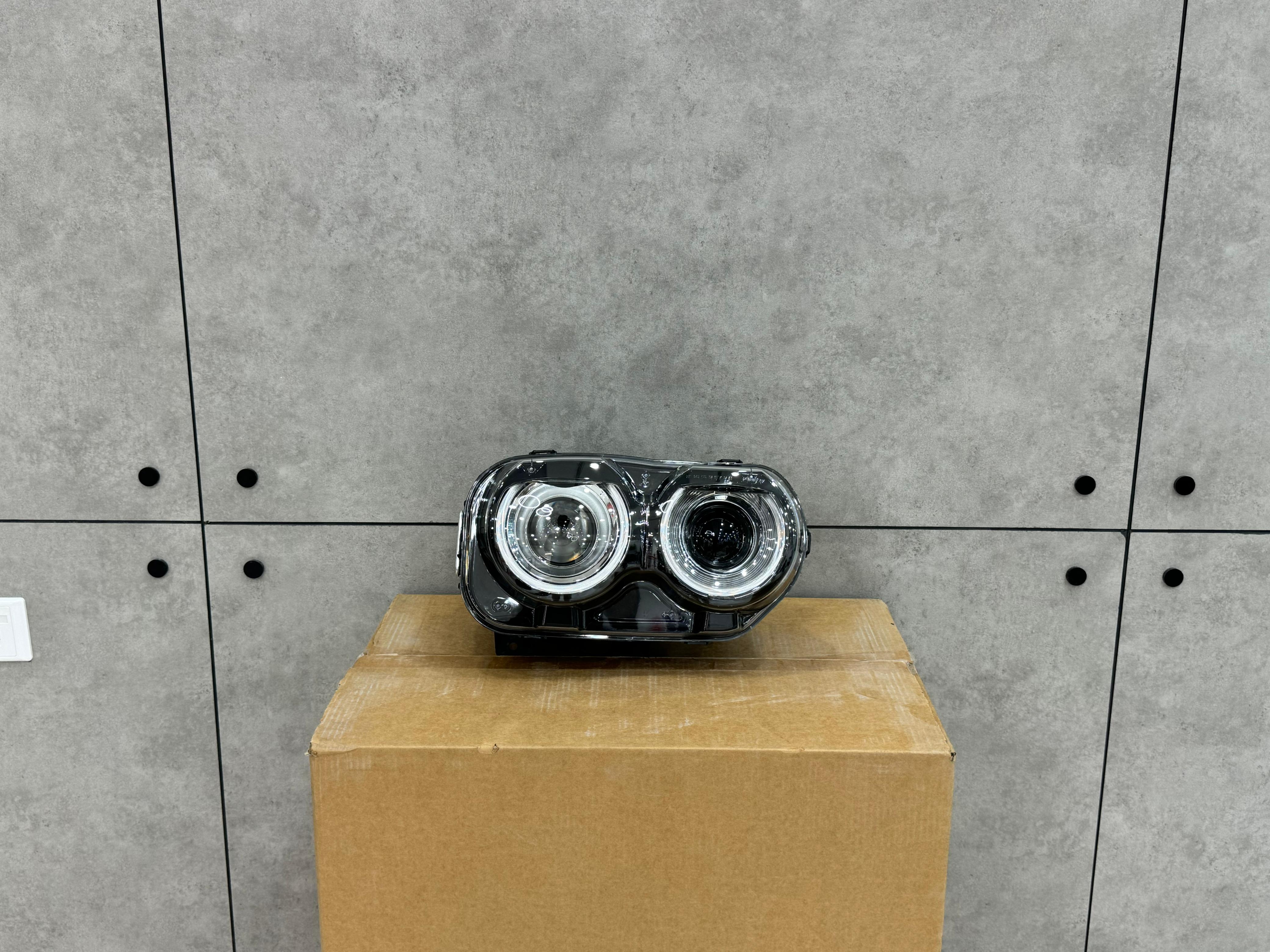 Head Lamp Challenger 2015-23 (RH) (XENON)