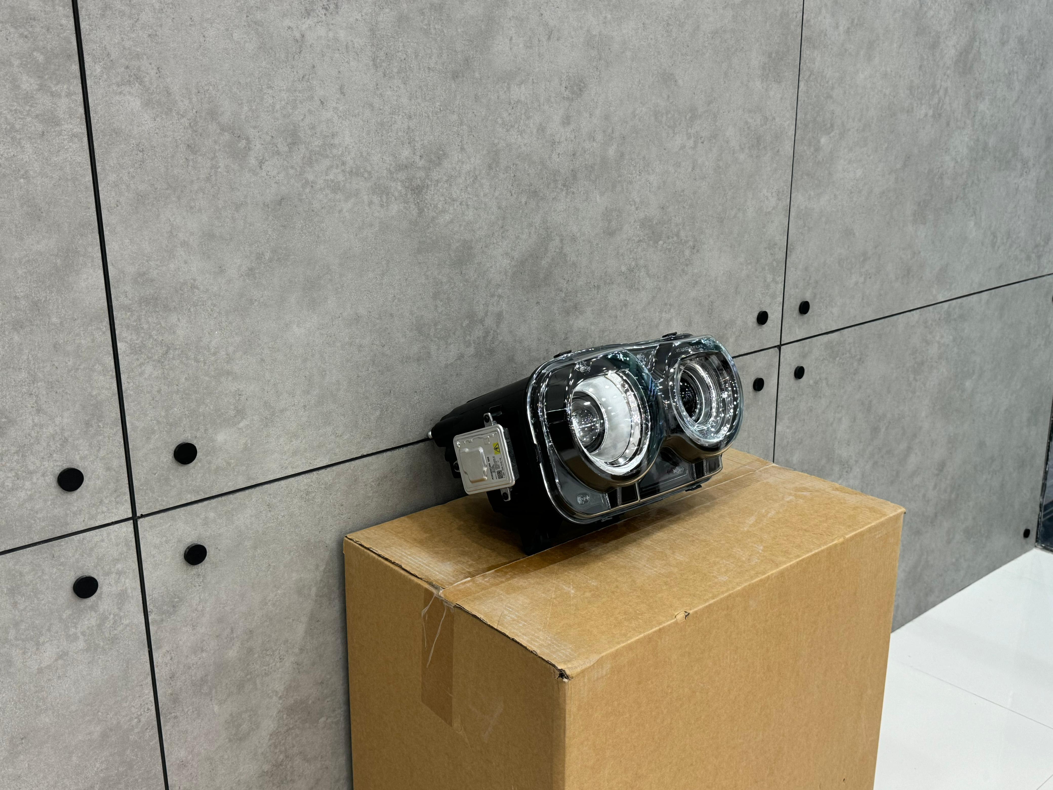 Head Lamp Challenger 2015-23 (RH) (XENON)
