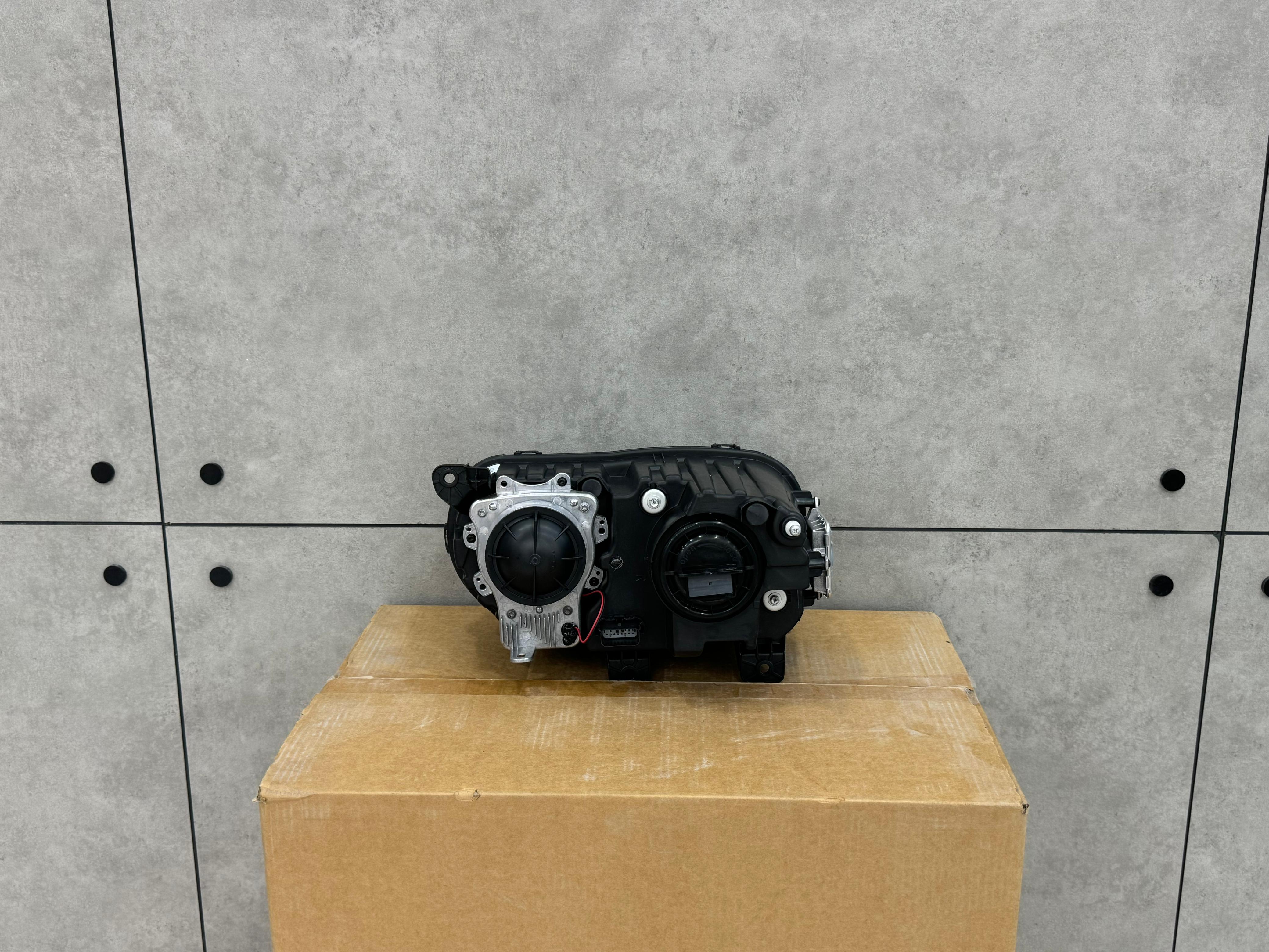Head Lamp Challenger 2015-23 (RH) (XENON)