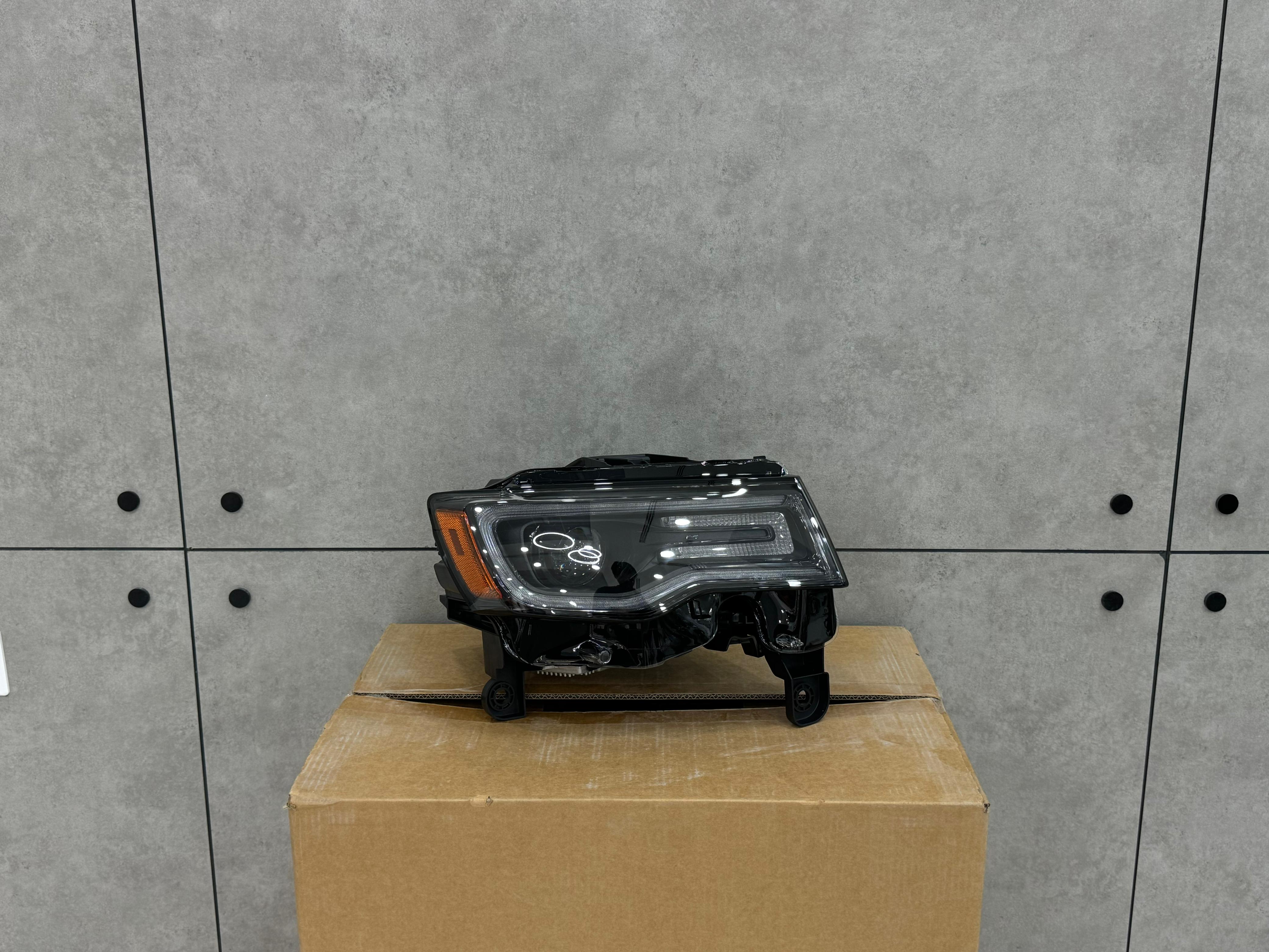 Head Lamp Grand Chrokee 2017-21 (XENON) (RH)